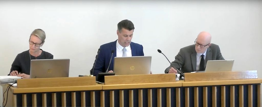 Kuvassa henkilöstöjohtaja Eija Pienimäki, valtuuston puheenjohtaja Pasi Kivisaari ja sairauslomalla olevaa kaupunginjohtaja Jaakko Kiiskilää tuuraava hallintojohtaja Jari Jokinen. Kuva: Seinäjoki-kanava / YouTube. 