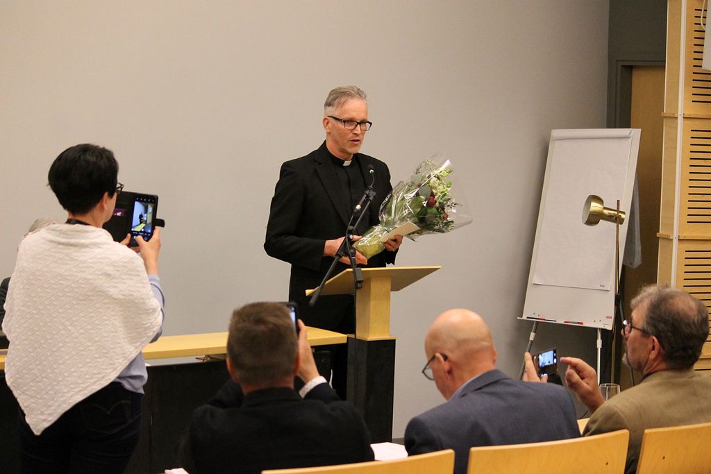 Ari Auranen saapui kirkkovaltuuston kokoukseen äänestystuloksen varmistuttua.
