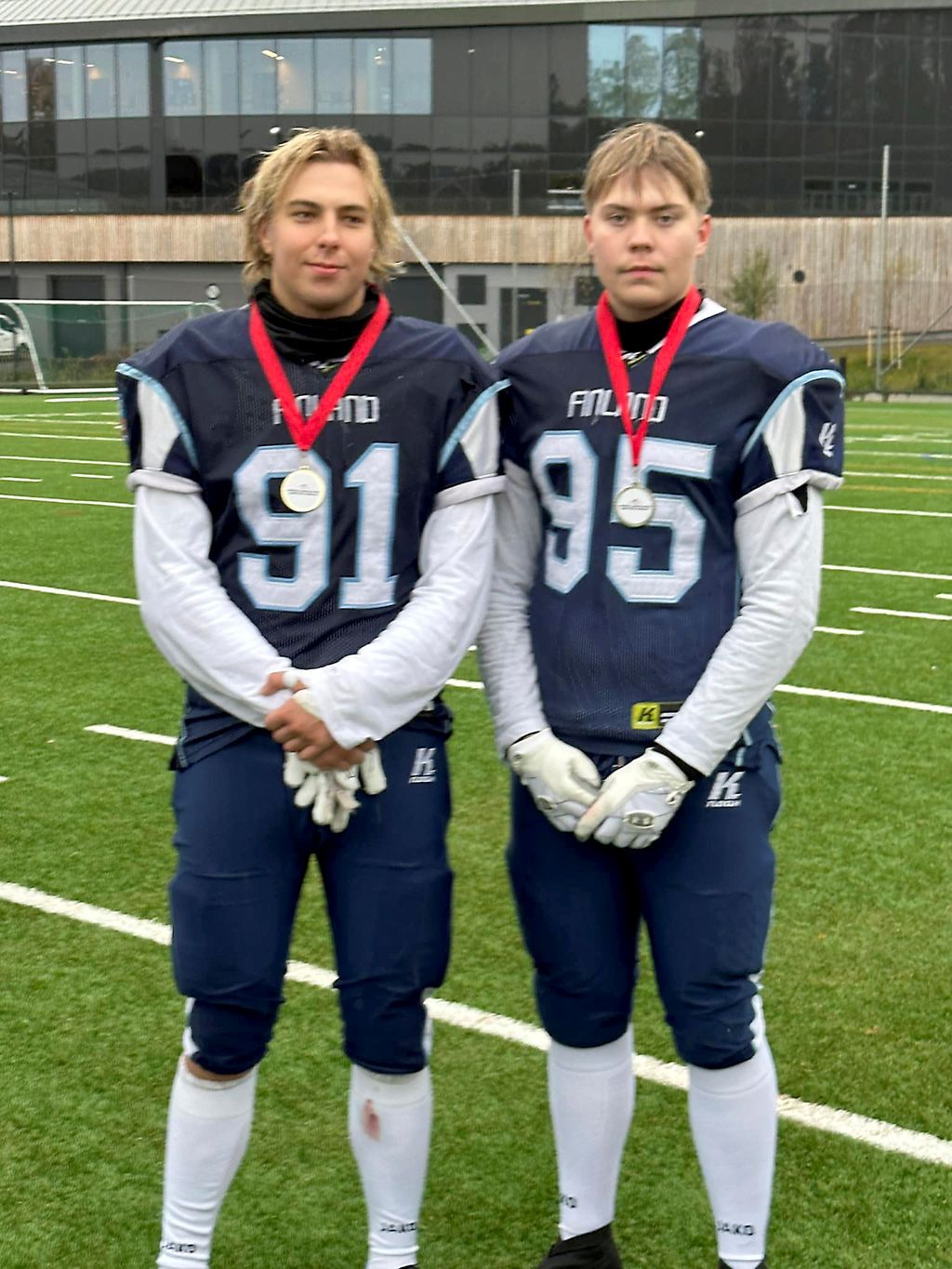 Peräseinäjokelaiset Viljami Viitasaari ja Seeti Korpi sasivat kaulaansa amerikkalaisen jalkapallon Pohjoismaiden mestaruusmitalit Oslossa, kun U17-maajoukkue kaatoi loppuottelussa Ruotsin.