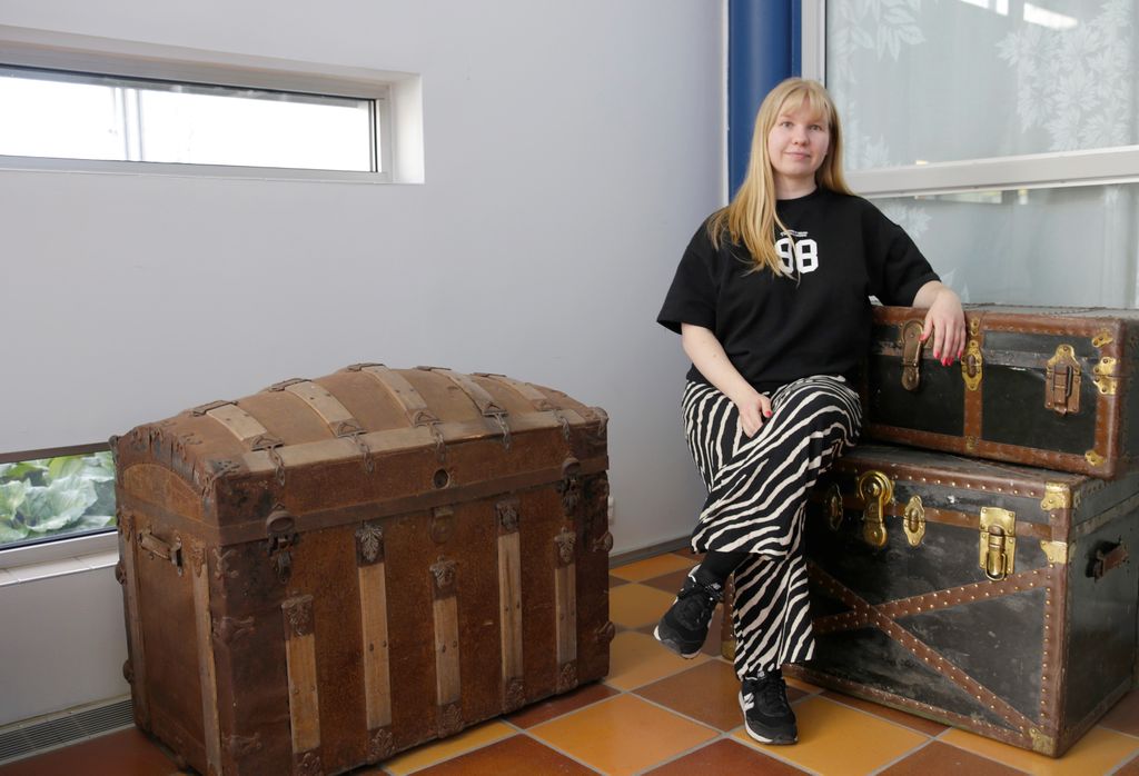 Hankevetäjä Iida Reinikainen on viihtynyt mainiosti työssään. Tällä hetkellä hänellä ovat työn alla muun muassa siirtolaisuutta valottavat opetuspaketit kouluille, joita voidaan hyödyntää vaikkapa historiantunneilla. 